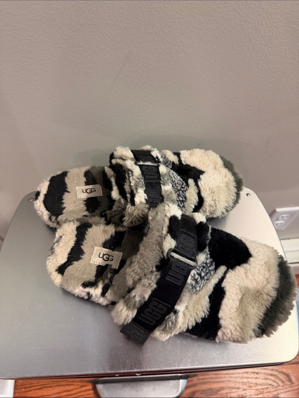 UGG Women's Black and Cream Fluff Slide Slippers - Picture 4 of 6